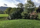 Jardin paysager avec vue sur les montagnes